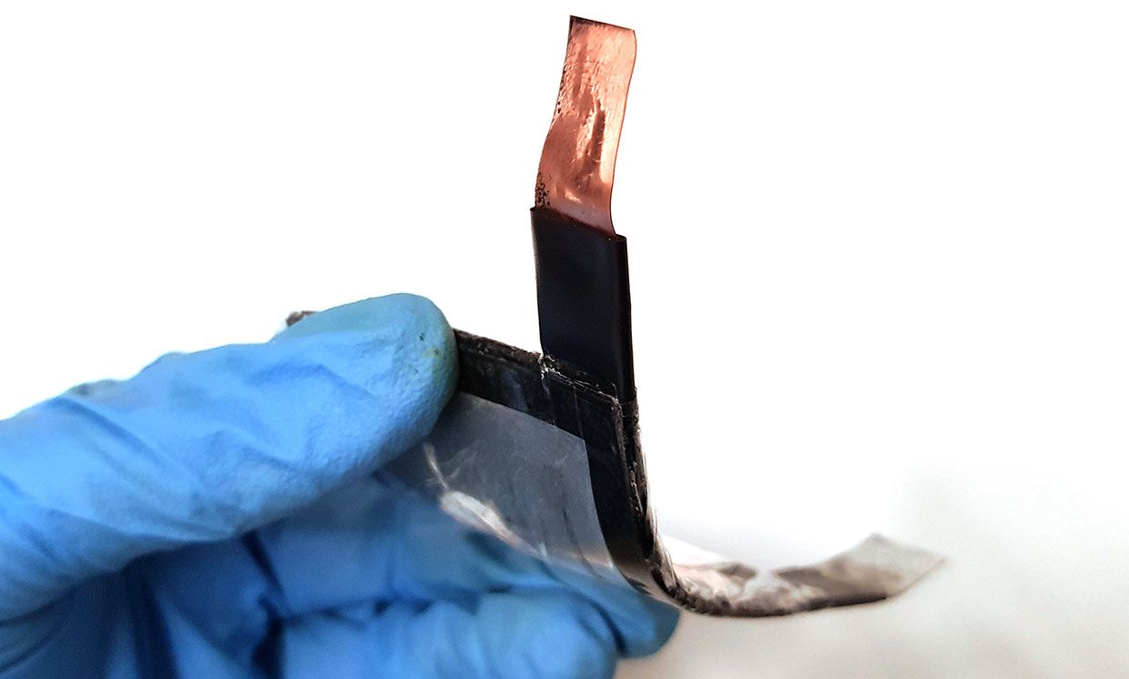 This prototype of a non-flammable lithium-ion battery has an electrolyte based on a glass powder.