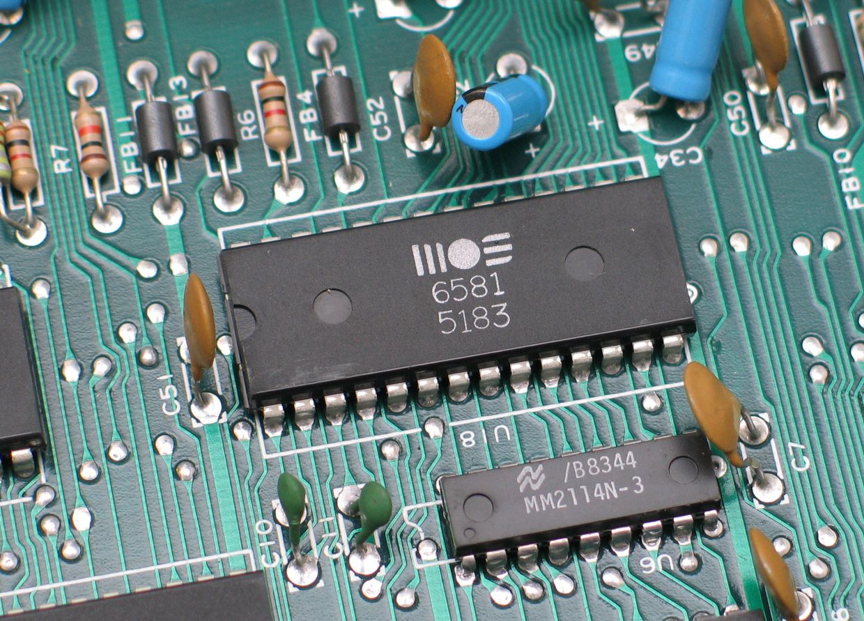 Photo of the SID 6581 chip.