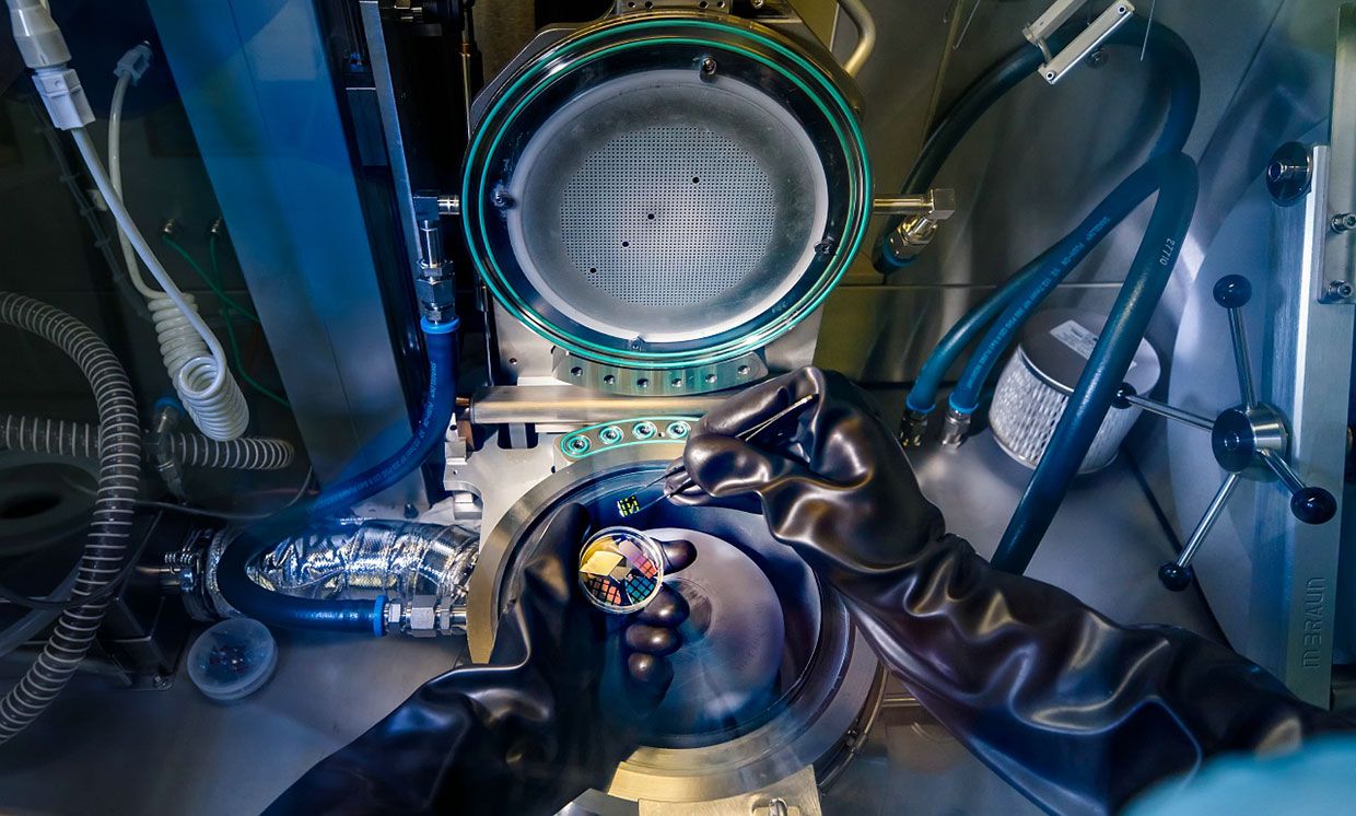 A look inside the Metal Organic Vapor Phase Epitaxy (MOVPE). This machine was used to grow the nanowires with hexagonal silicon-germanium shells.