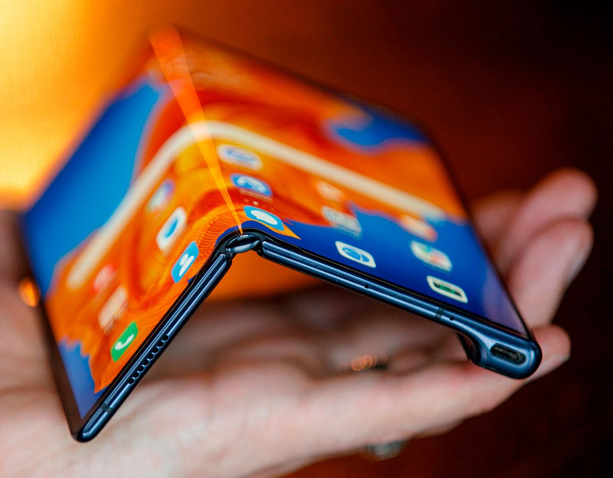 Image displaying the flexible features of the Huawei Mate Xs smartphone.