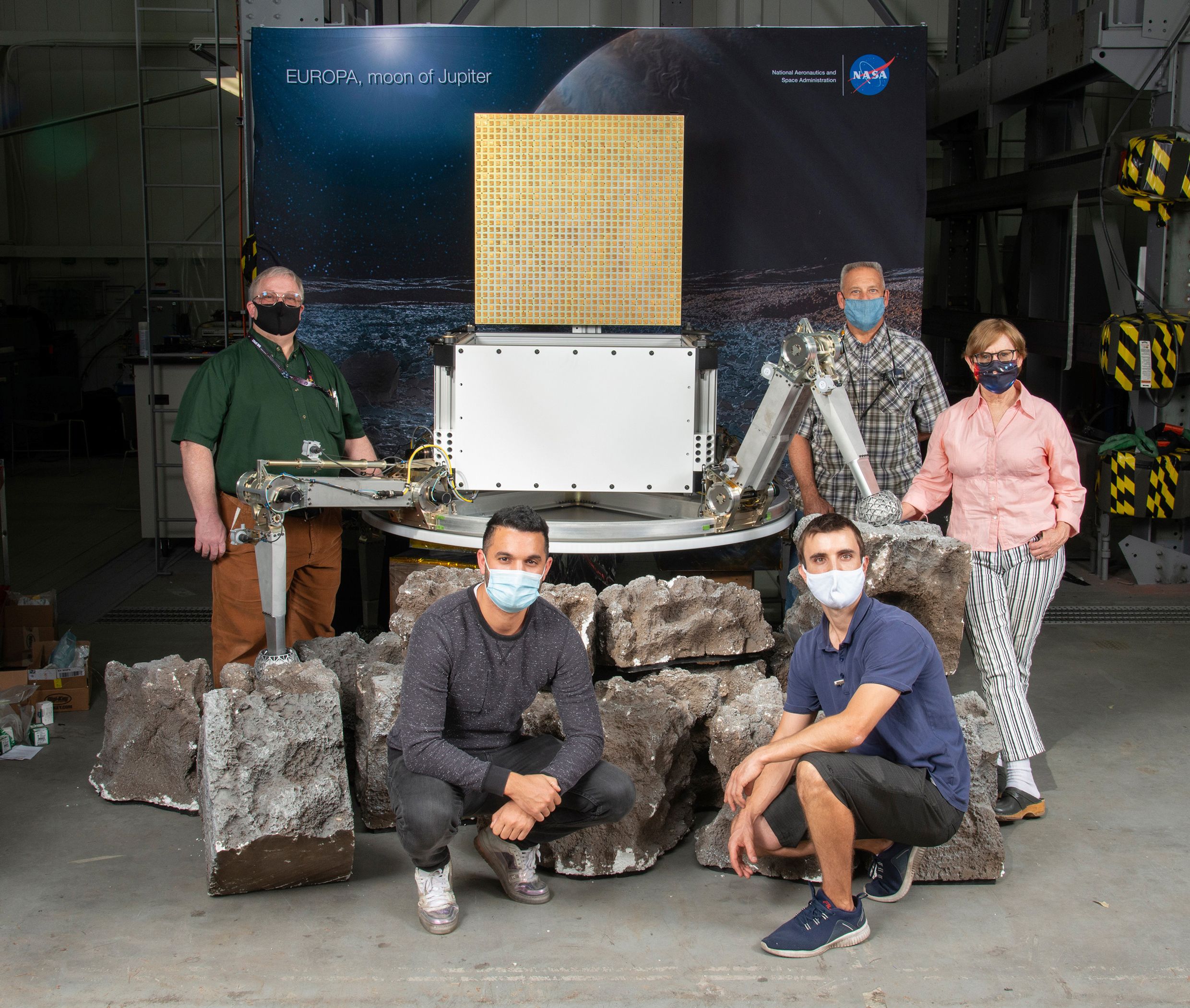 Gli ingegneri del JPL posano con un modello di un concetto di lander Europa