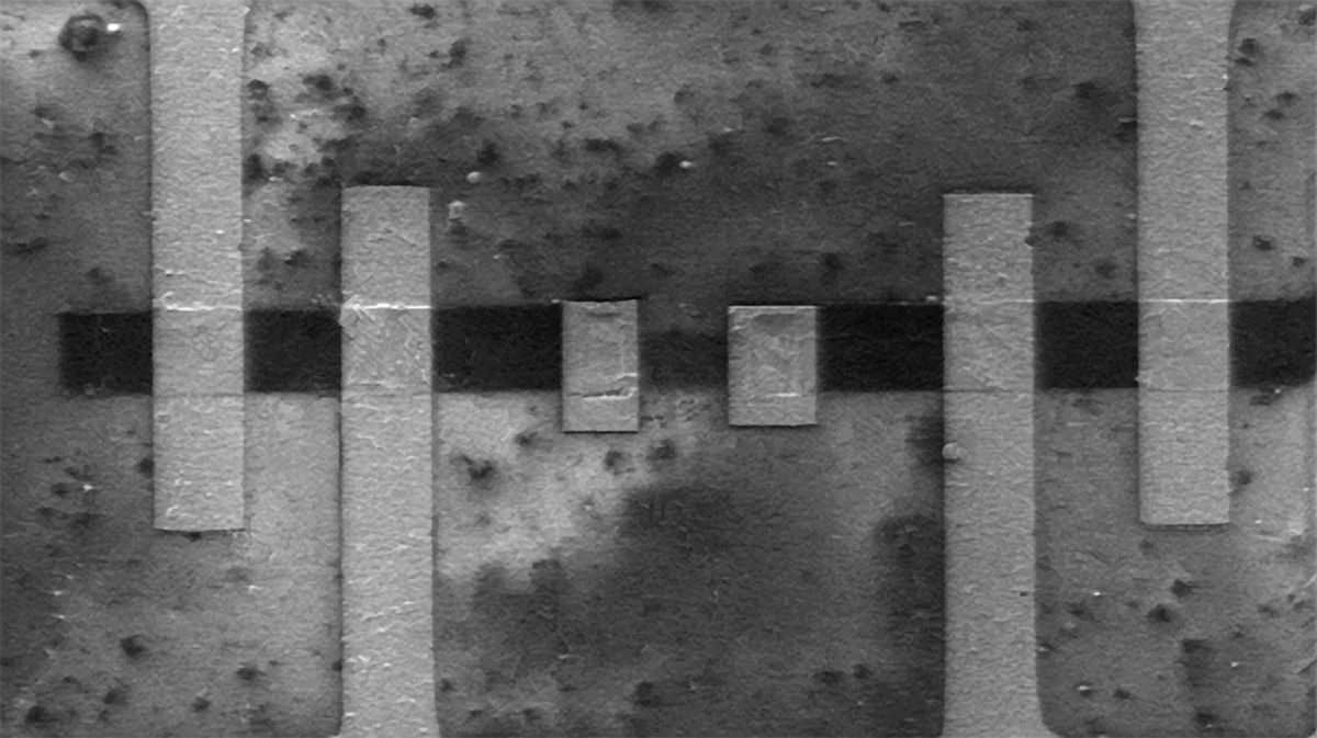 A black-and-white scanning electron microscope image of the test structure described in this article. 