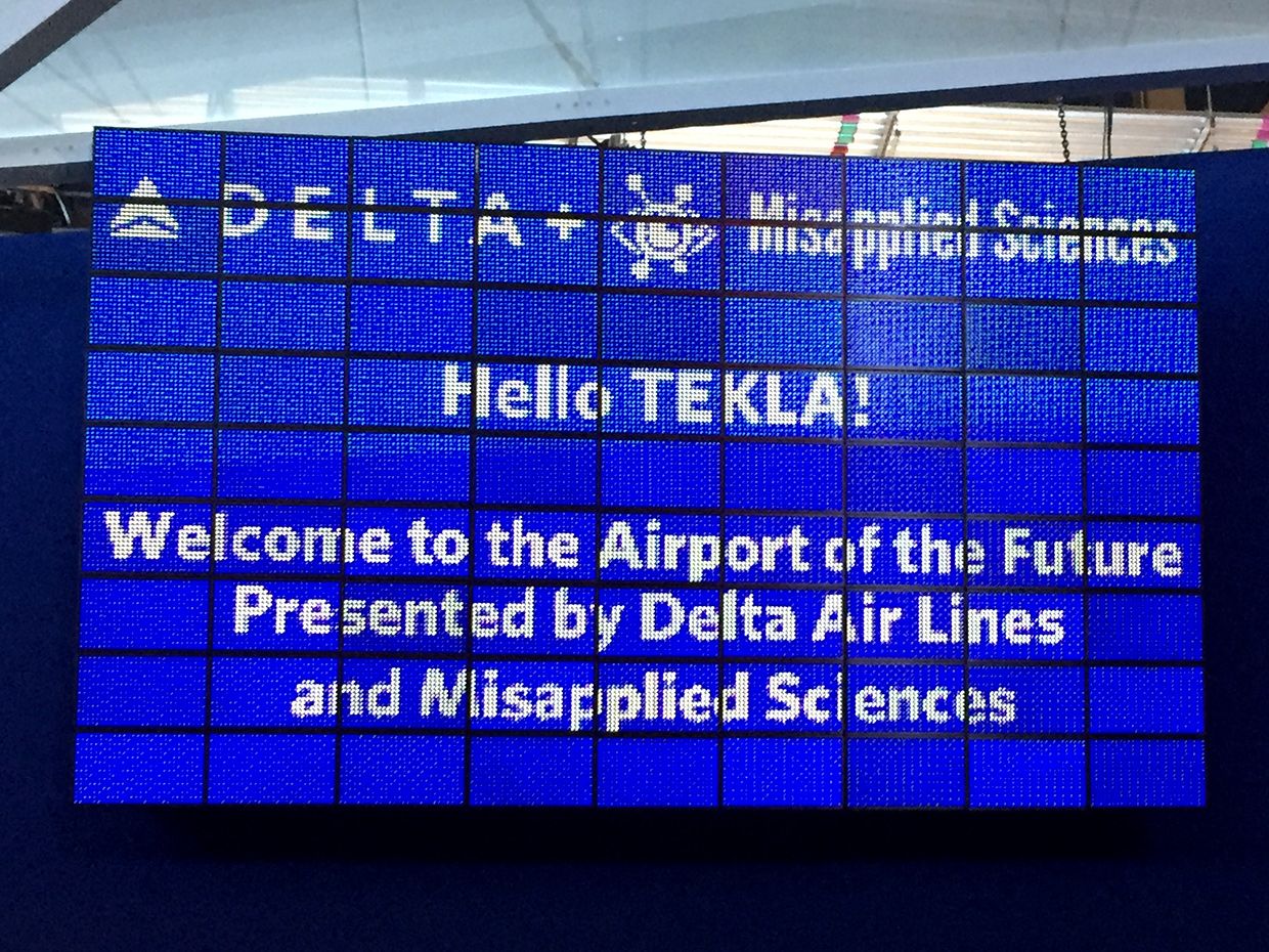A blue screen shows a message greeting for Tekla in white text.