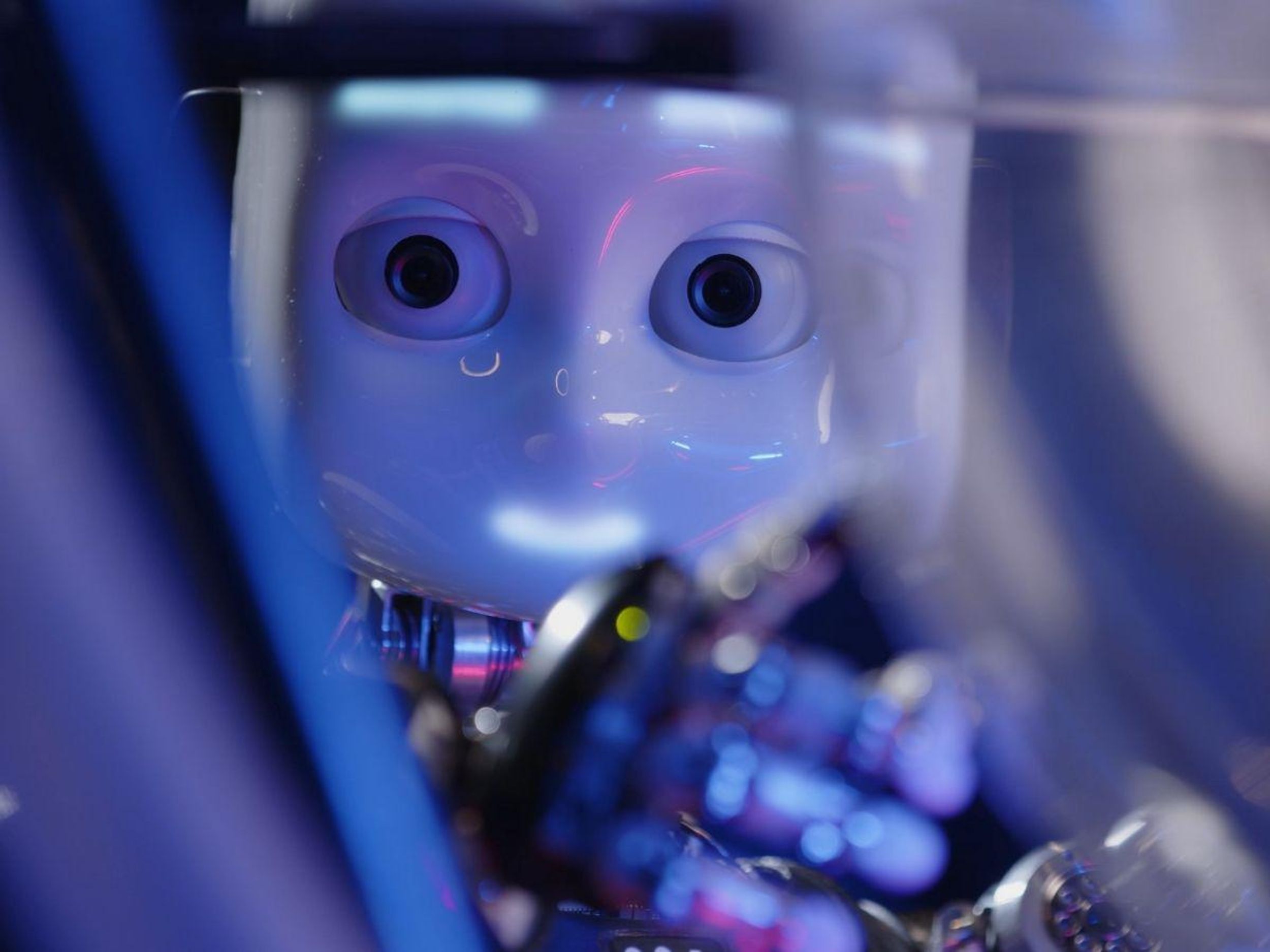 A child-like robotic face 