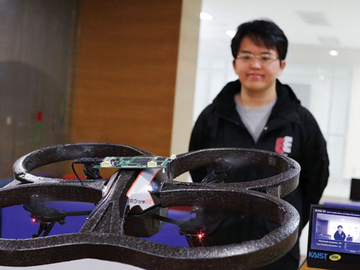 A flying quadrotor robot can recognize faces thanks to a low-power vision chip.