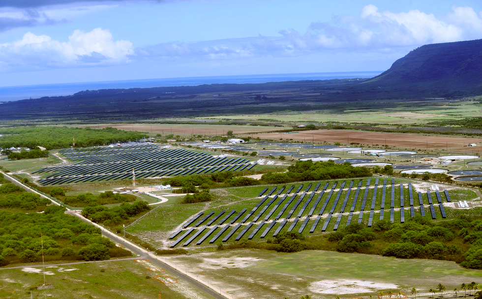 太阳能发电厂的照片。
