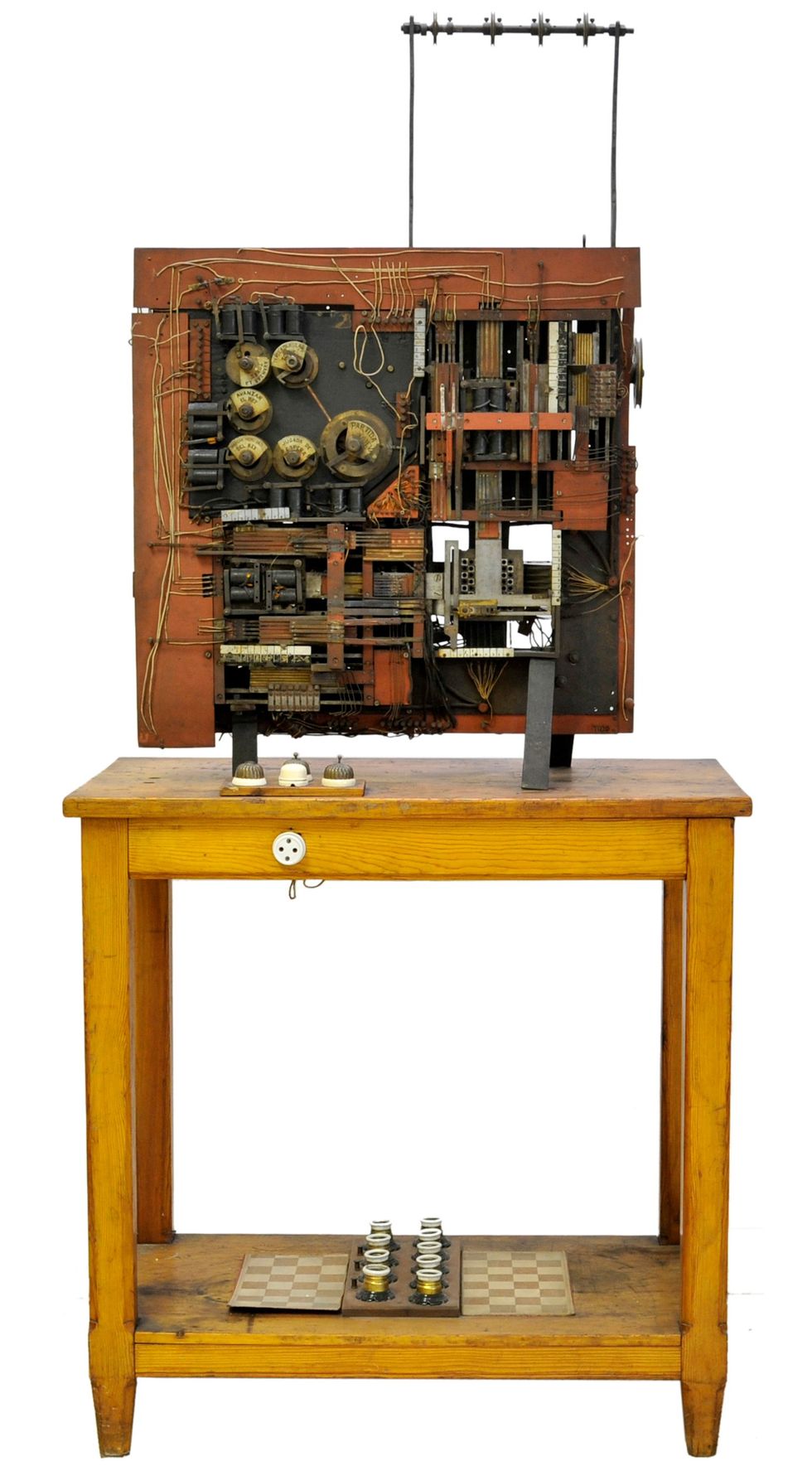 صورة لجهاز كهروميكانيكي جالس على طاولة خشبية.