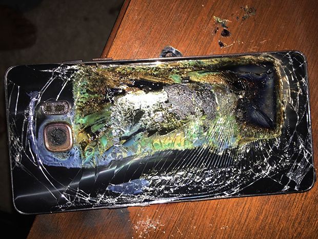 A Samsung Galaxy Note 7 phone caught fire on 9 Oct., two days before Samsung Electronics announced that it is permanently discontinuing production of that model.