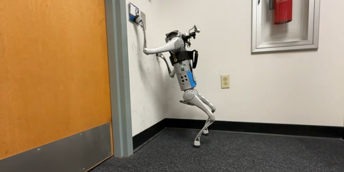 机器人用腿作为手臂来攀爬和按下按钮