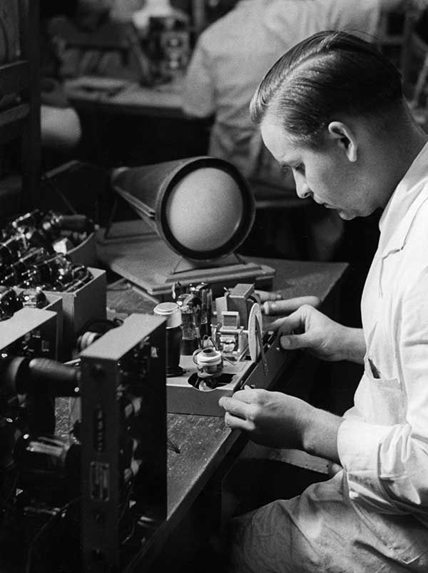 a worker checks the operation of a volksempf u00e4nger - Inside the Third Reich's Radio (IEEE Spectrum)