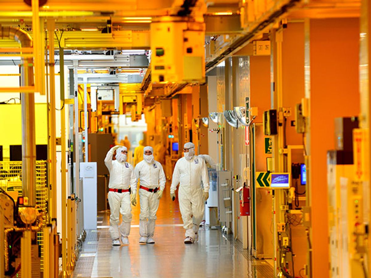 An image of the inside of Intel's D1X research fab in Hillsboro, Oregon