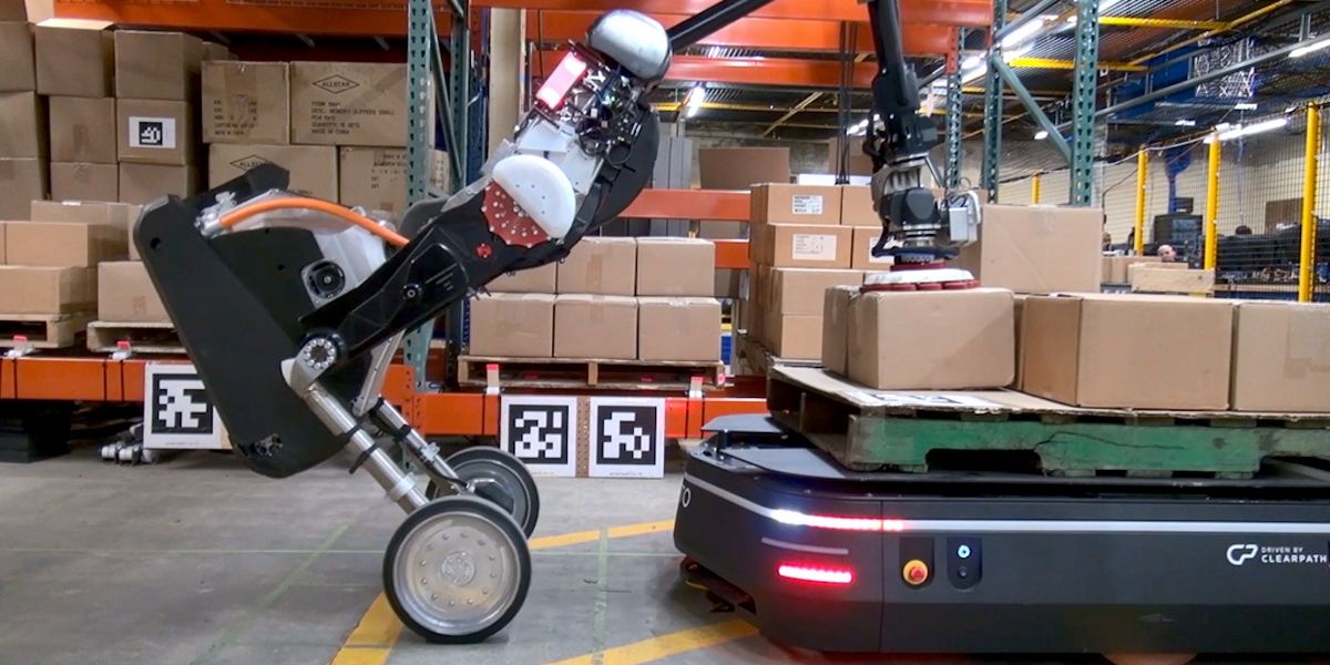 Boston Dynamics’ Handle Teams Up With Mobile Robots on Warehouse Logistics