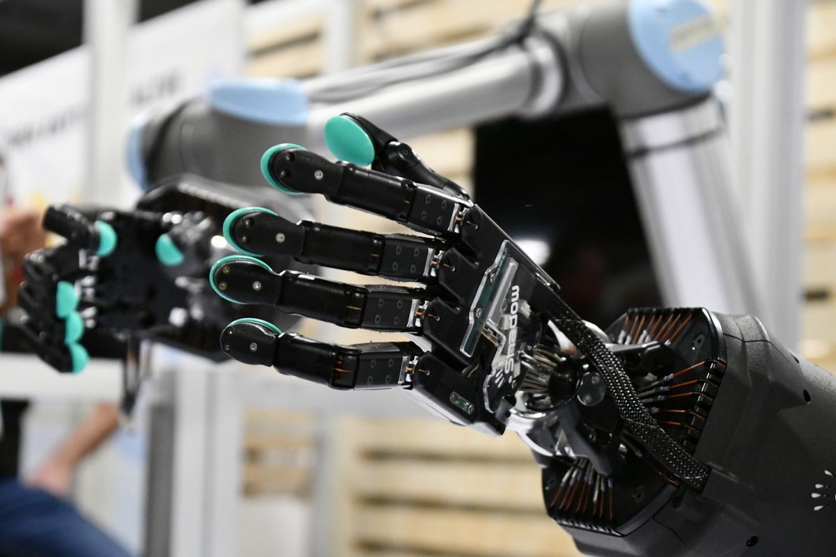 Converge Robotics Group telerobotic hands system