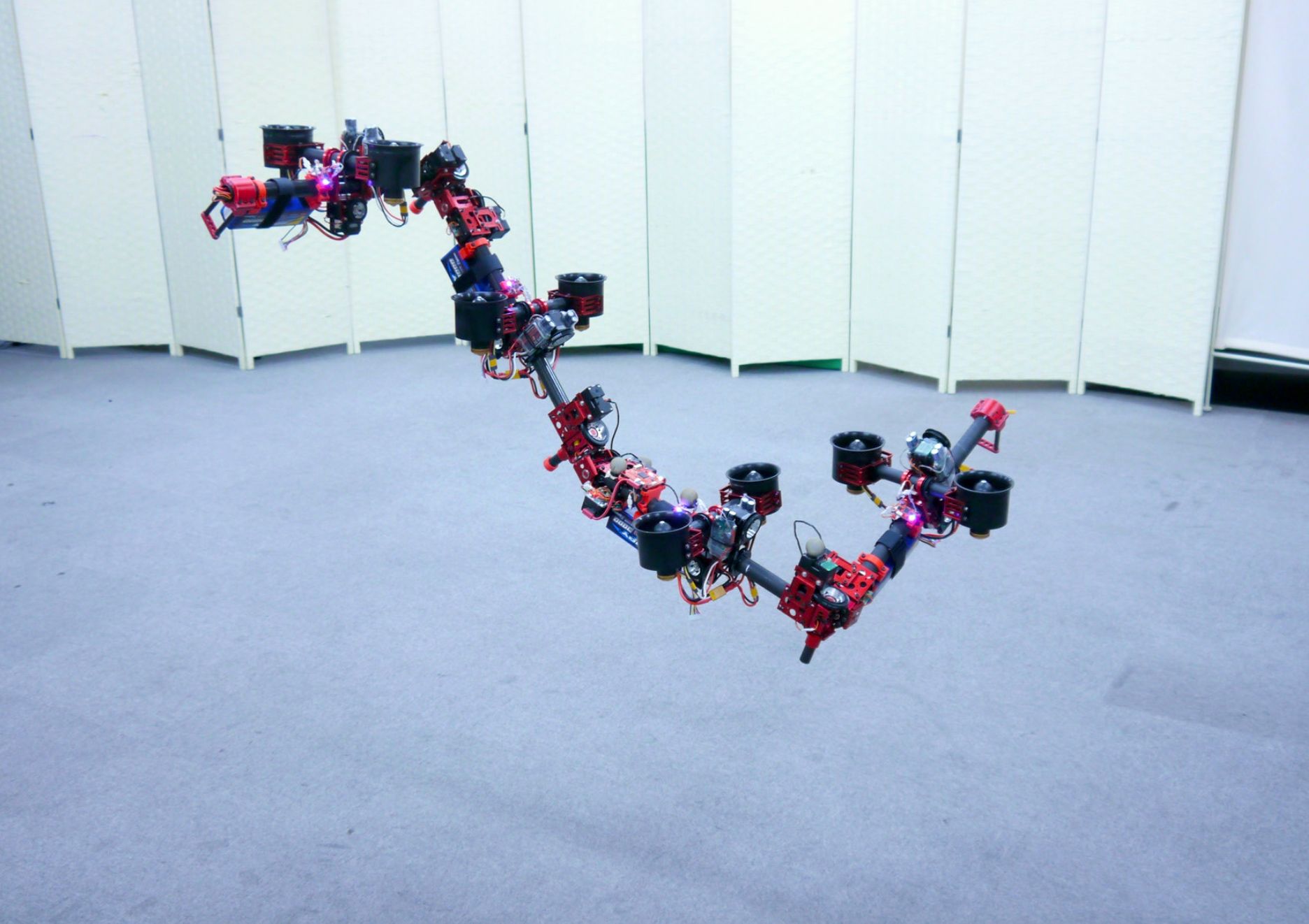 Grudge En skønne dag ozon Flying Dragon Robot Transforms Itself to Squeeze Through Gaps - IEEE  Spectrum