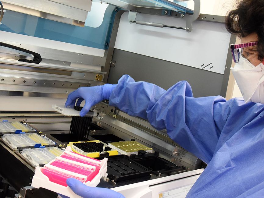 Медицинский технический ассистент Катрин Грабитц работает в Центральной медицинской лаборатории больницы Святого Георга, чтобы подготовить образцы пациентов для быстрого тестирования полимеразной цепной реакции (ПЦР) в Саксонии, март 2020 года.