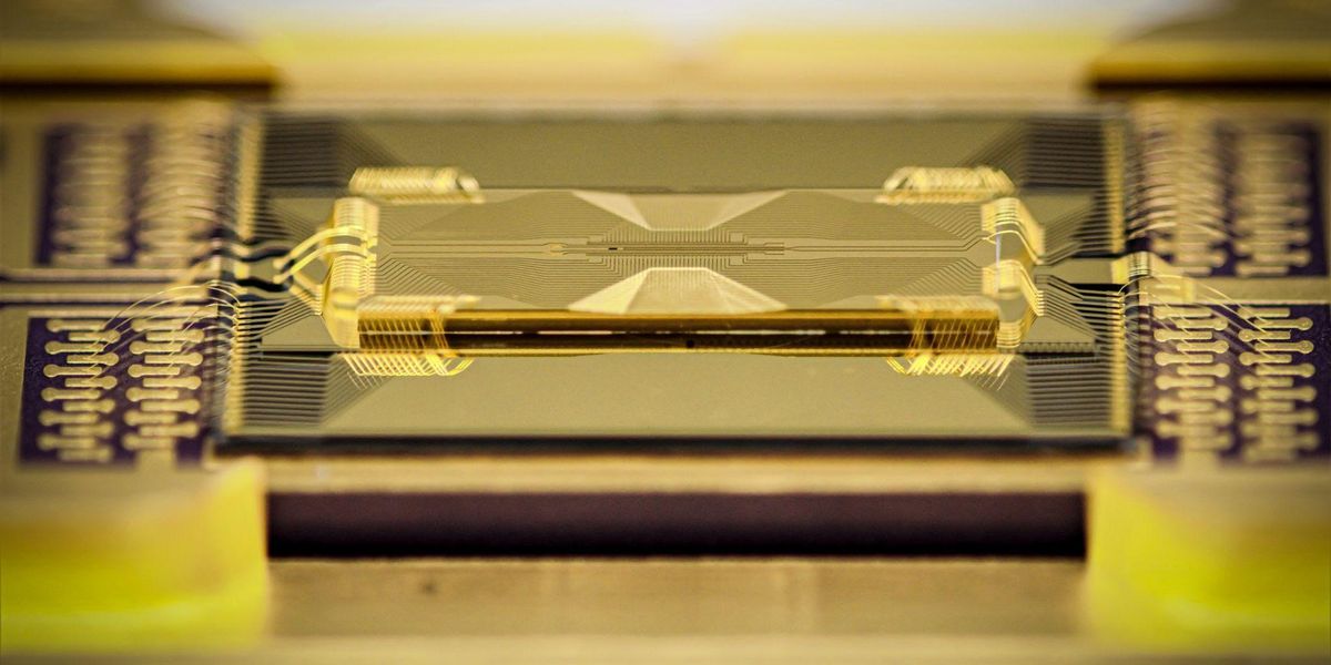 Glass Chip Is Key to New Quantum Architecture