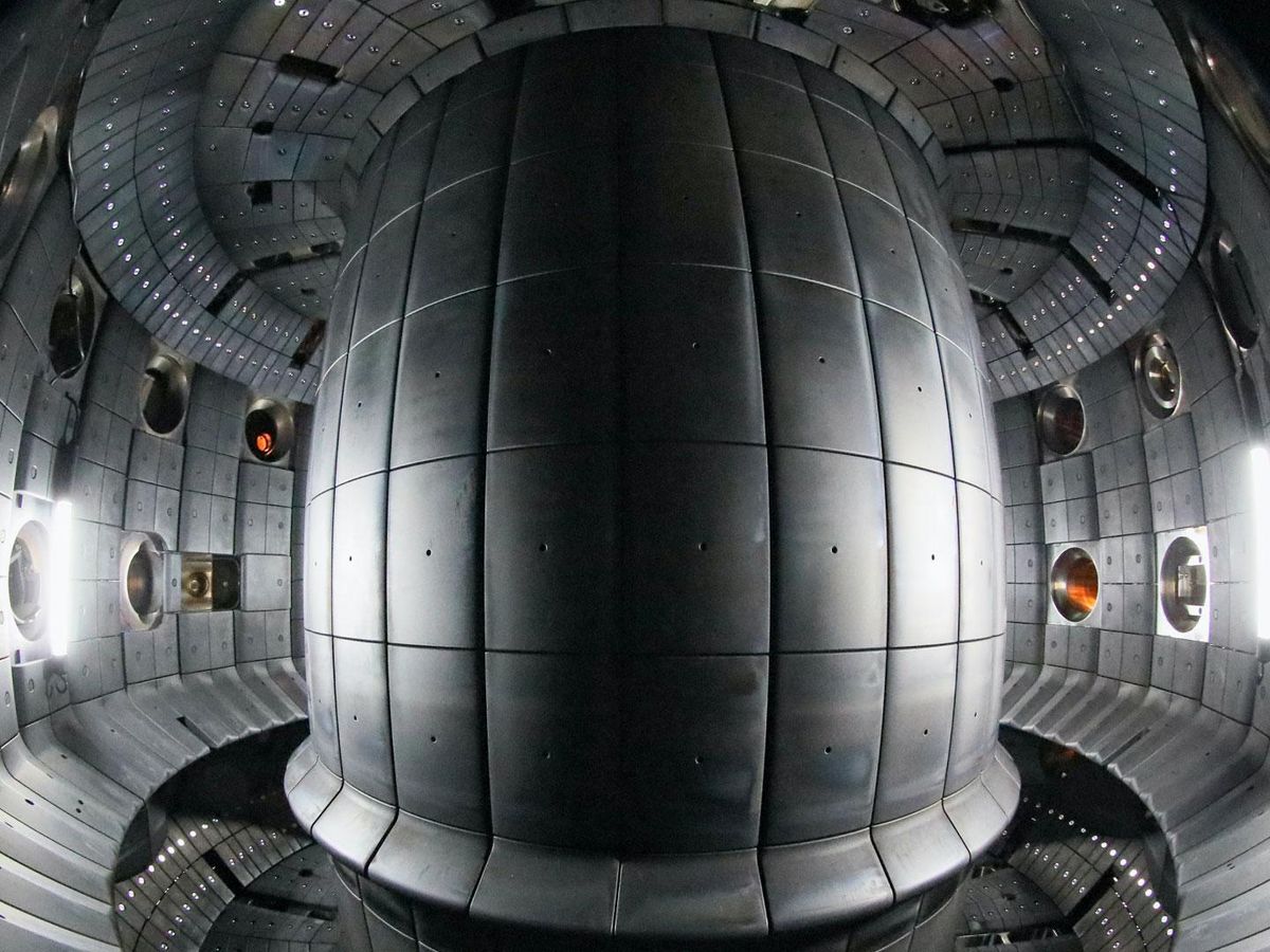 Image inside a tokamak fusion reactor, of a metallic torus including plasma injection and magnetic control technologies
