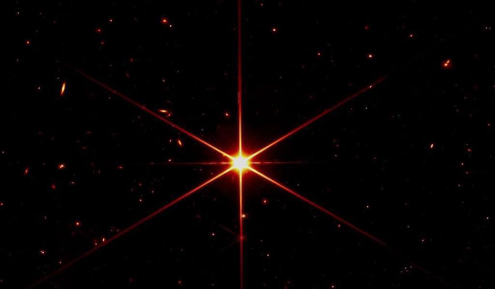 Image of a star with six-pointed spikes caused by diffraction 