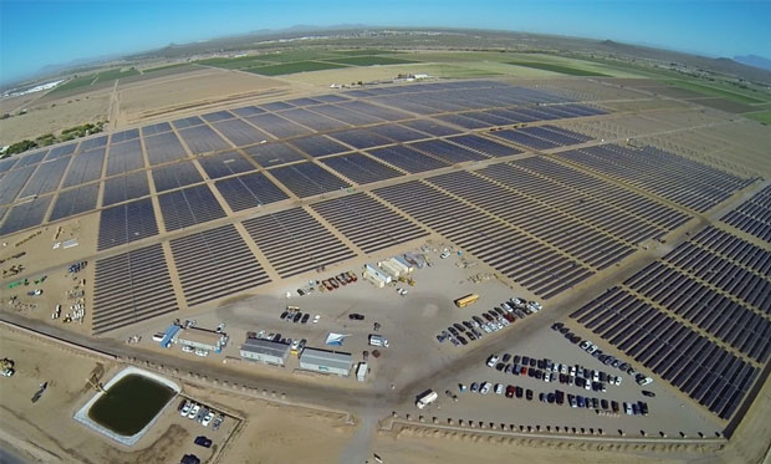 Image of the solar panels at a solar farm in Arizona.