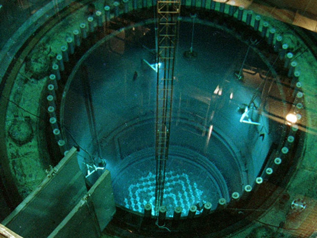 Графитовые стержни в ядерном реакторе