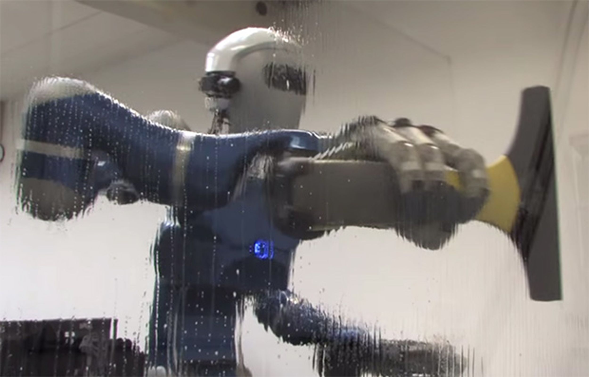 Video Friday: Justin Cleans Windows, Robot Recycling, and Sneaky Snakebots