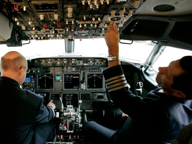 FAA: Airlines Must Replace Boeing Cockpit Screens to Avoid Wi-Fi Interference