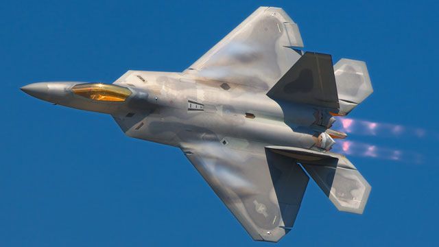 chokerende foder som resultat Fastest Jet Fighter: Lockheed Martin's F-22 Raptor - IEEE Spectrum