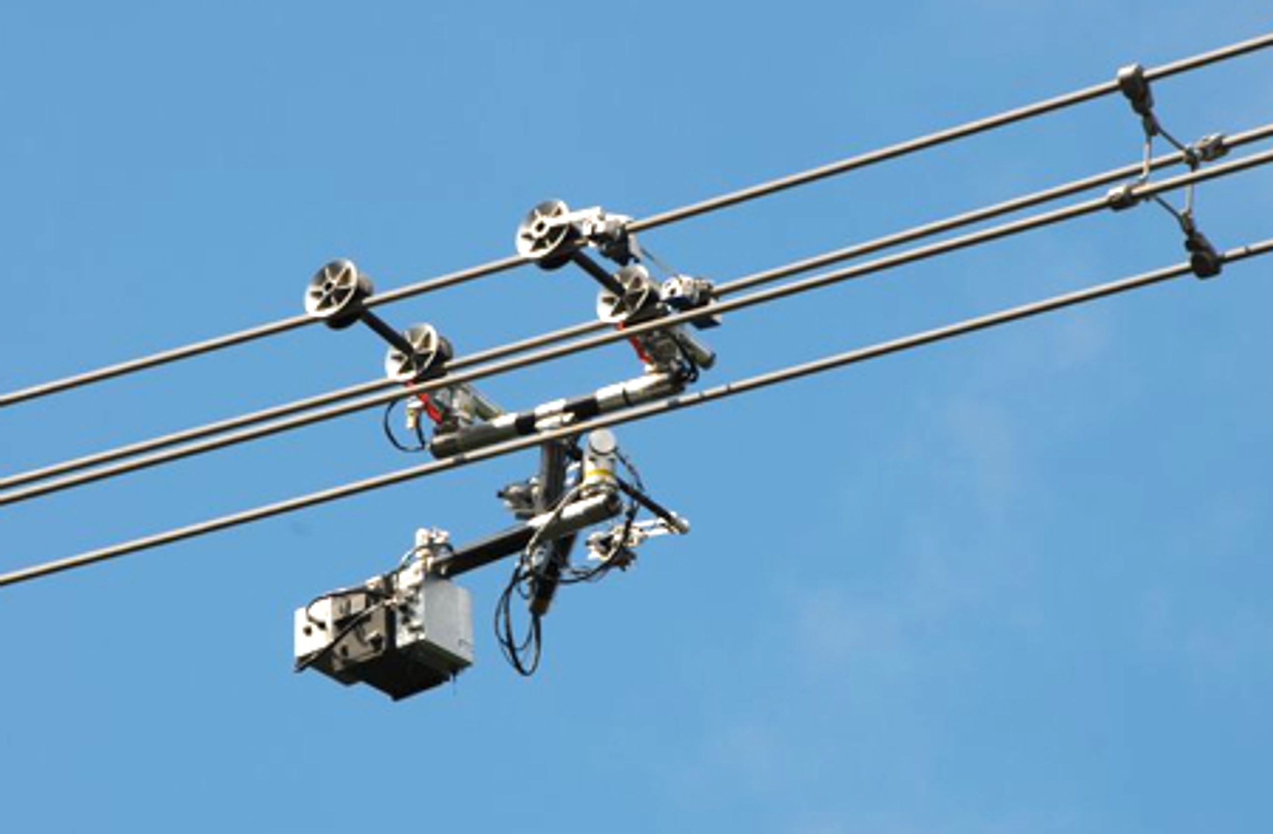 Watch This Robot Crawl on a High-Voltage Power Line