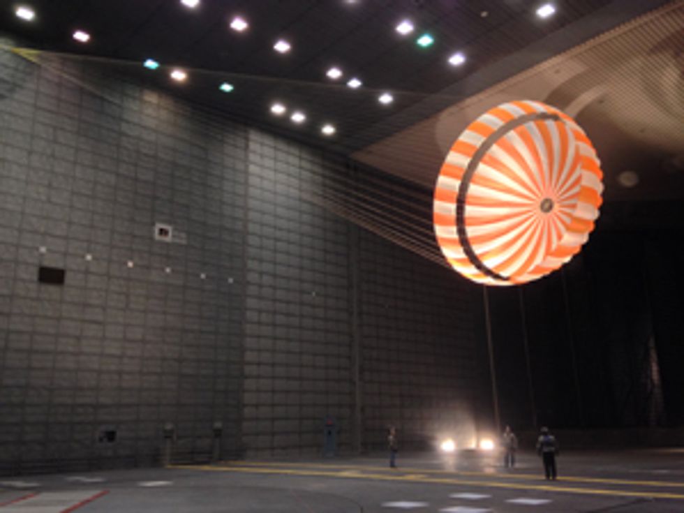 /img/HRInSight-Parachute-in-Test300-1450470849150.jpg