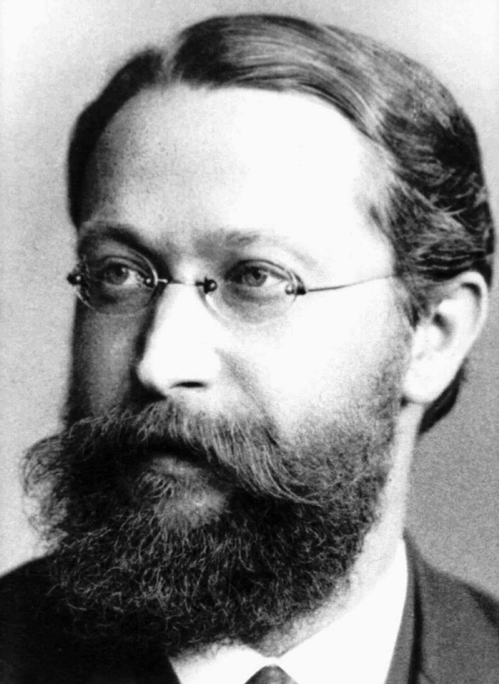 In a black-and-white image of the German physicist Karl Ferdinand Braun, he has a full beard and small wire-rimmed glasses.