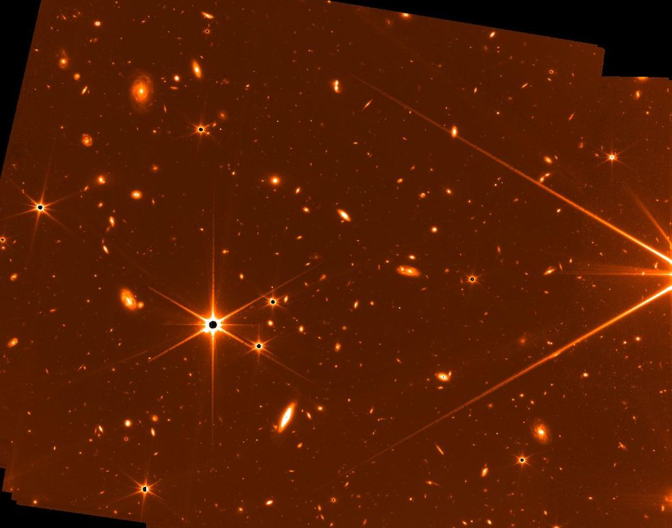 James-Webb-Teleskopbild von hellen Lichtern vor einem dunklen Hintergrund