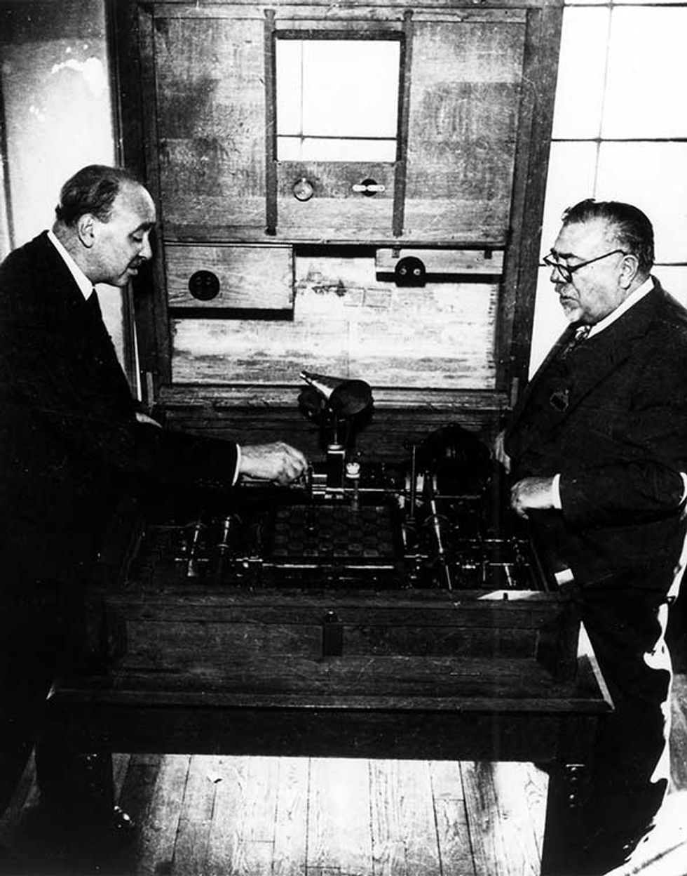 Leonardo Torres y Quevedos and mathematician and MIT professor Norbert Wiener playing Quevedos' mechanical chess machine at the Cybernetics Fair in Paris.