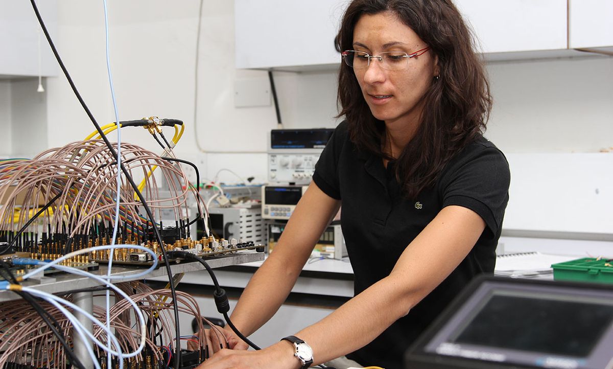 Lidia Galdino working in an University College London lab.