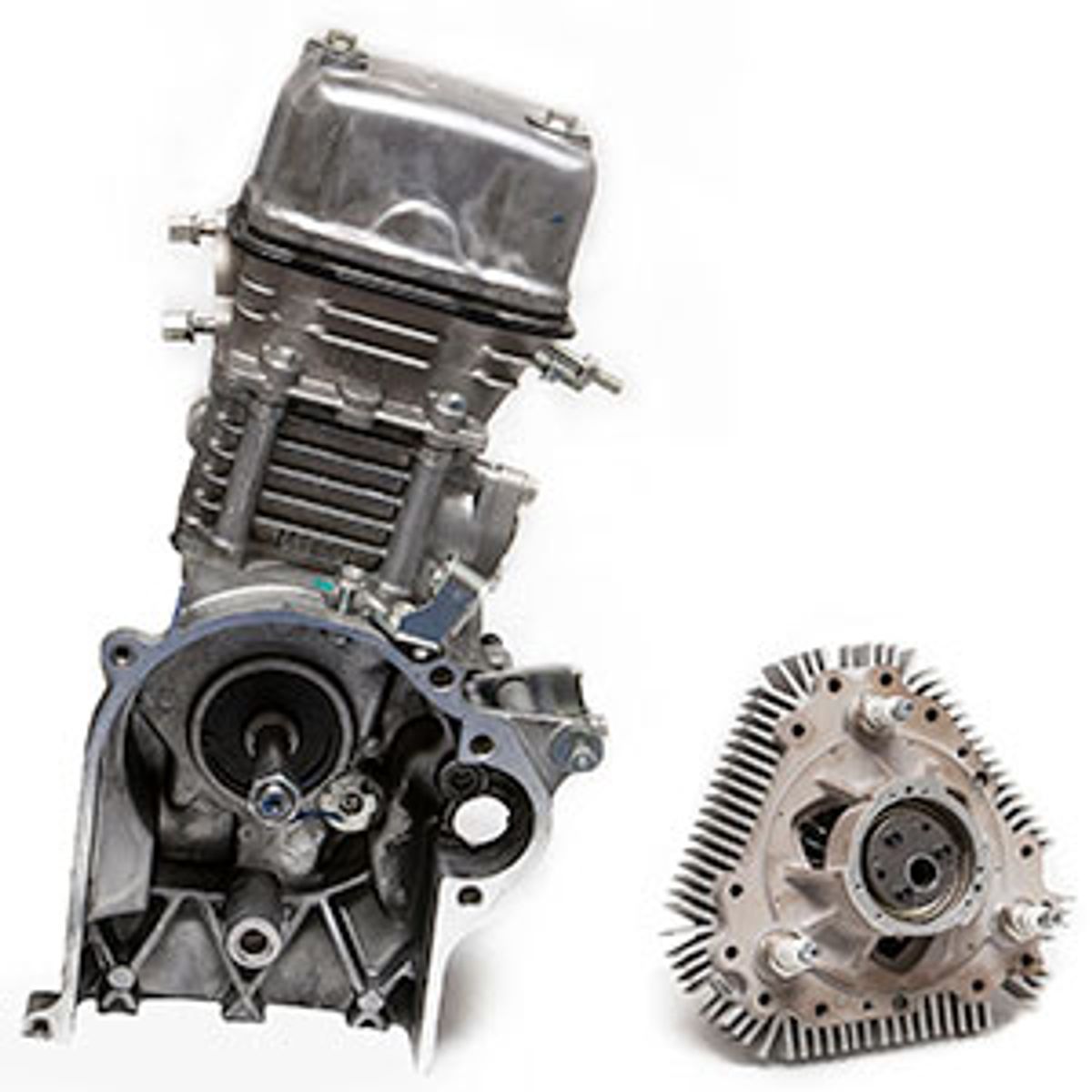 LiquidPiston's rotary engine beside a more conventional internal combustion engine.