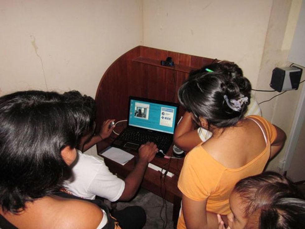 Nurses at the Yurimaguas hospital get their first look at how the telemedicine system works.