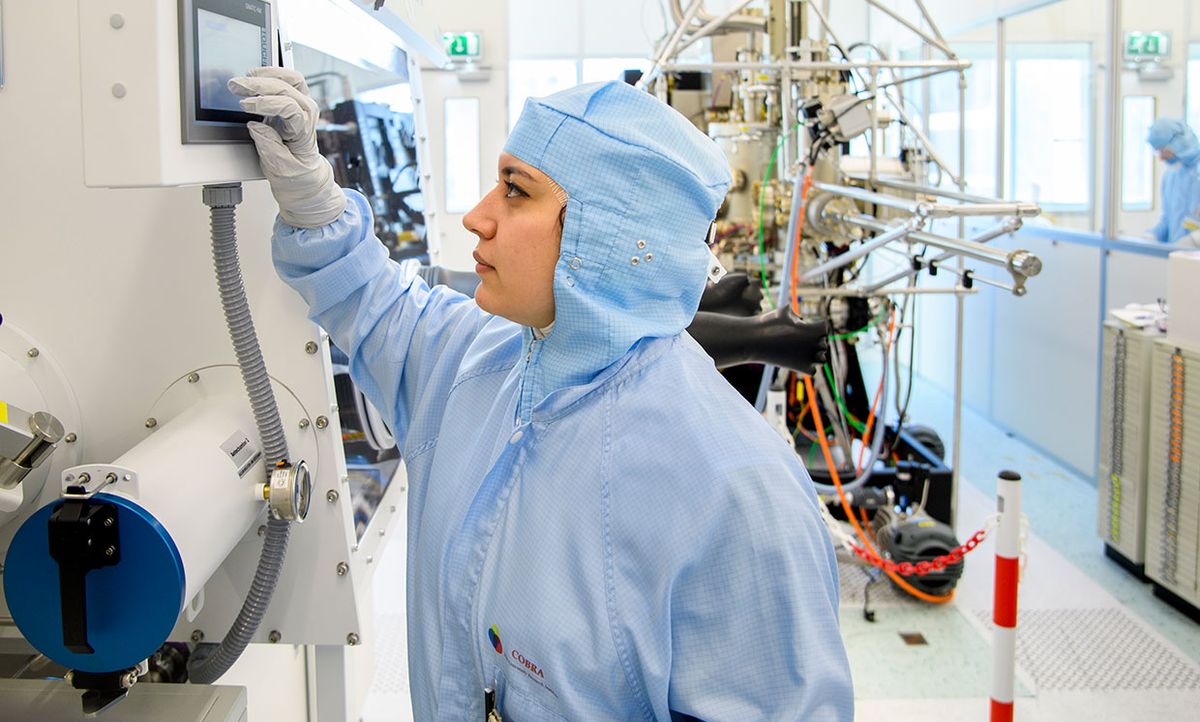 One of the authors, Elham Fadaly, is operating the Metal Organic Vapor Phase Epitaxy (MOVPE). This machine grows the nanowires with hexagonal silicon-germanium shells.