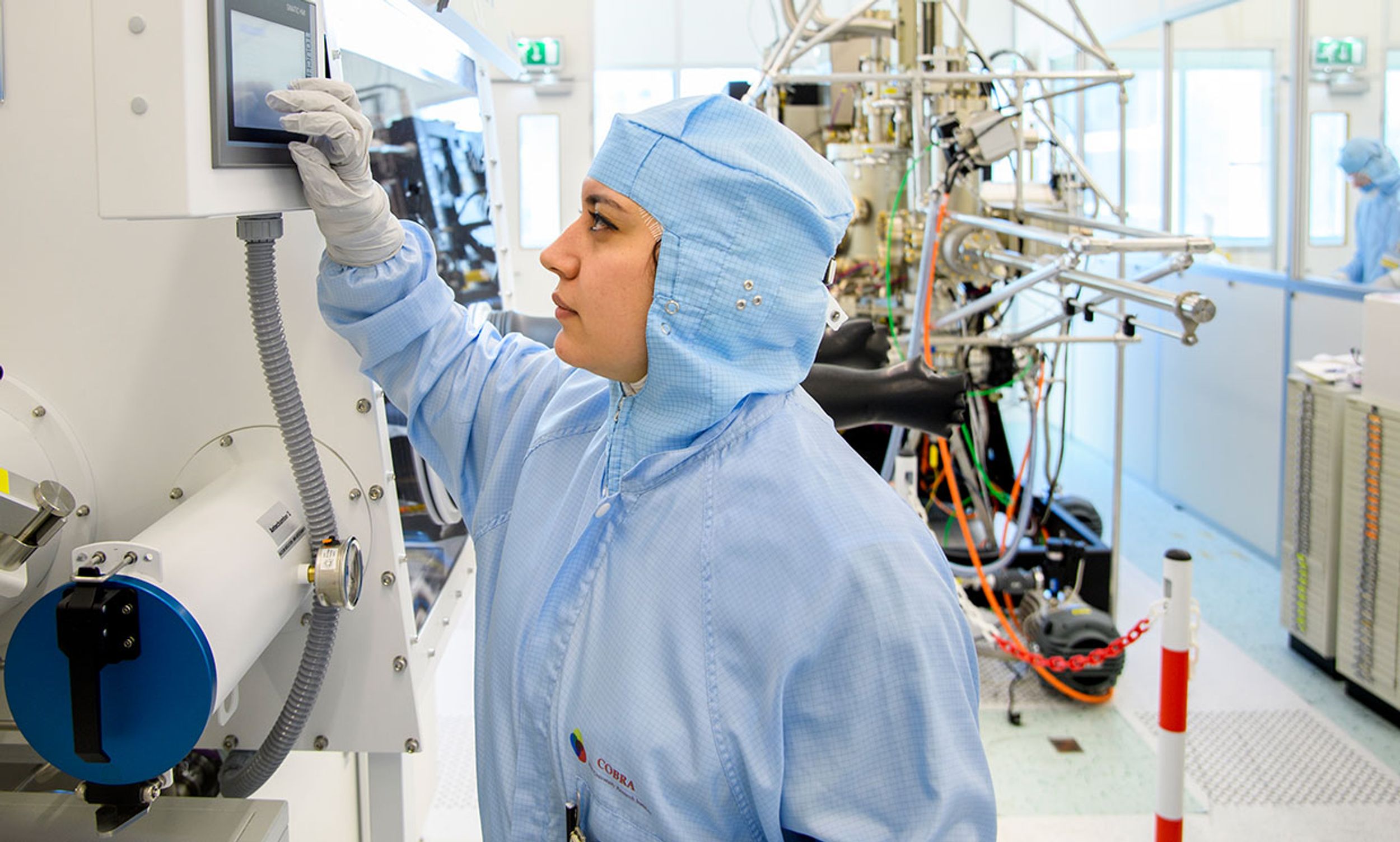 One of the authors, Elham Fadaly, is operating the Metal Organic Vapor Phase Epitaxy (MOVPE). This machine grows the nanowires with hexagonal silicon-germanium shells.