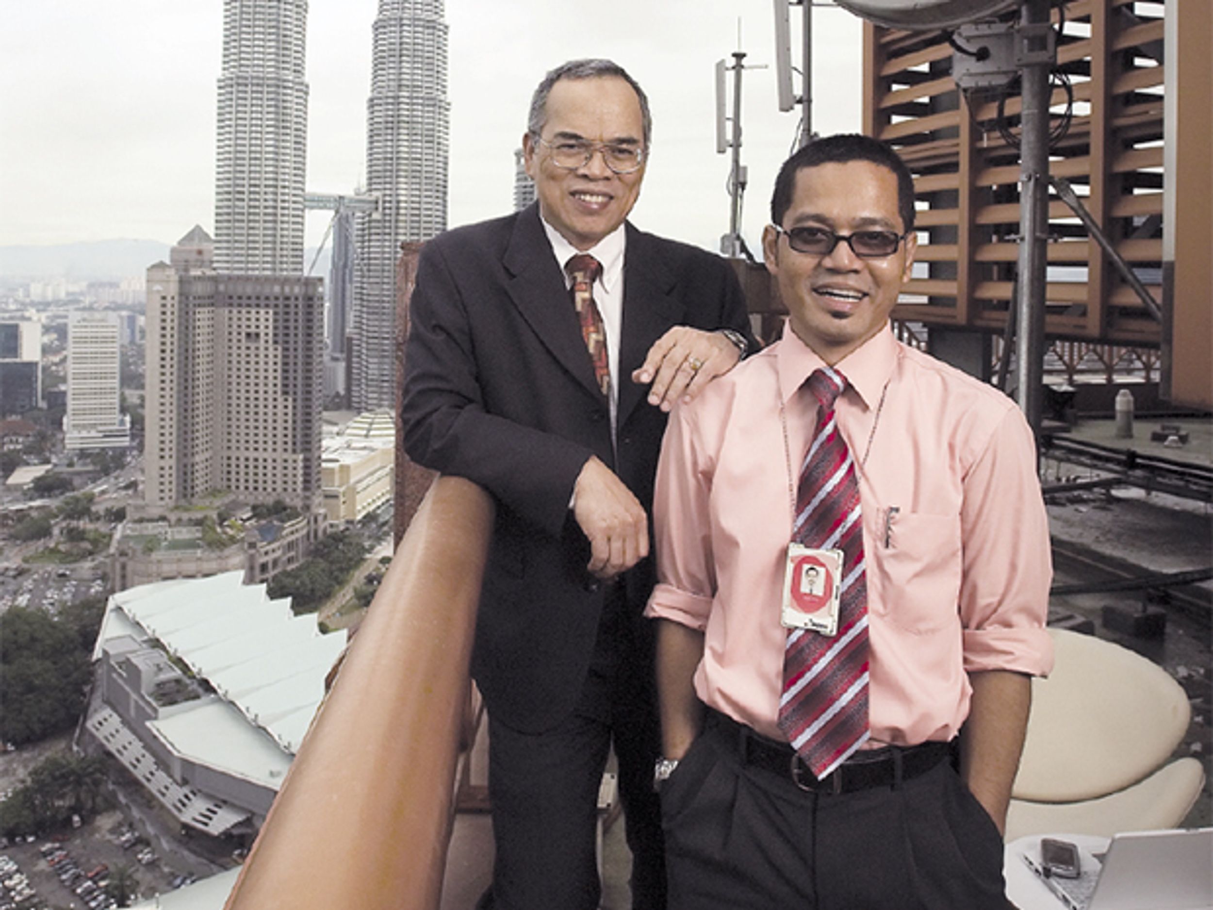 Photo of Jaring’s CEO, Mohamed Bin Awang Lah [left], and wireless manager, Mohd Ridzuan Mohd Nor.
