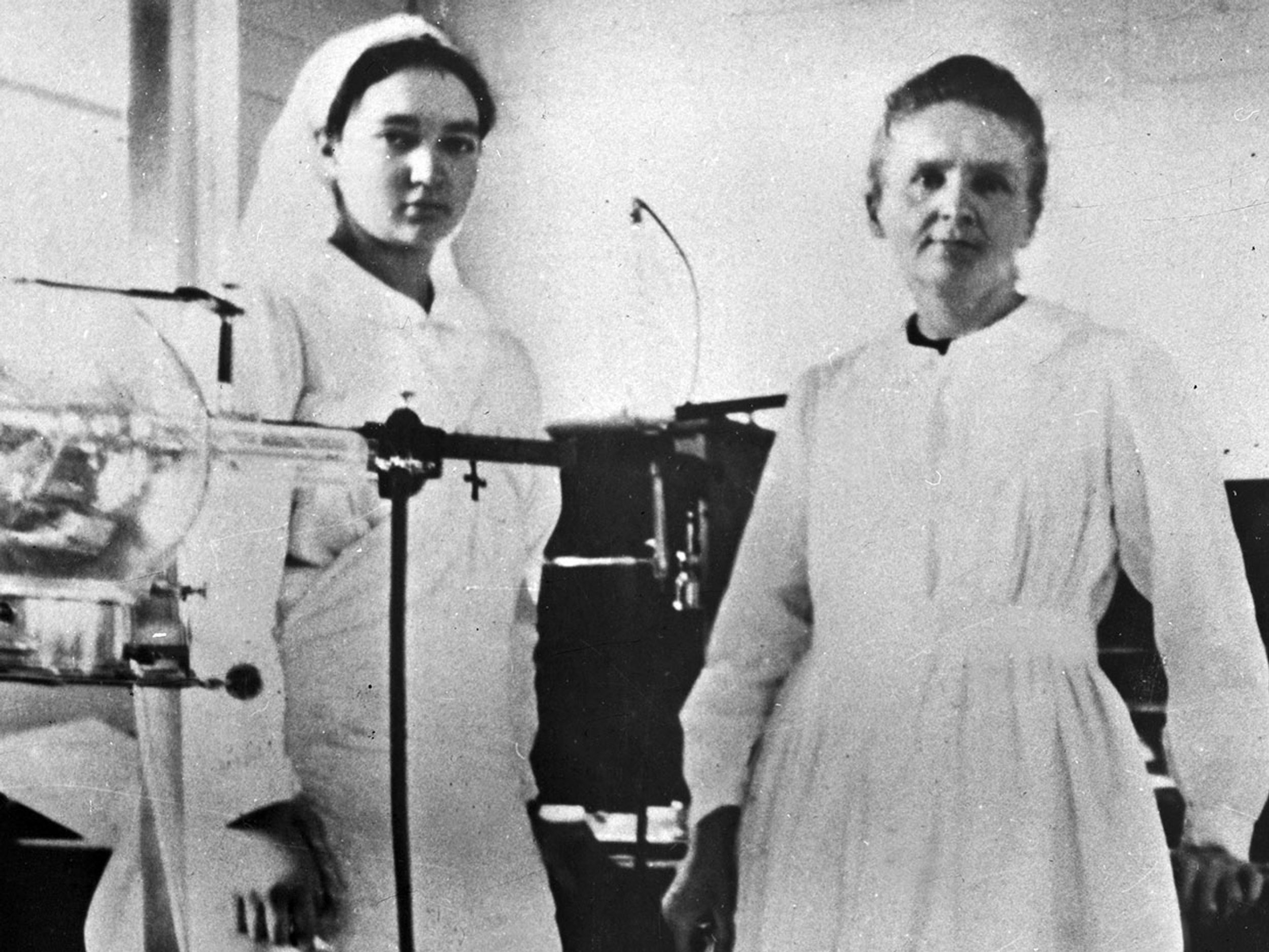 Photo of Marie Curie [right] and her teenage daughter, Irène.