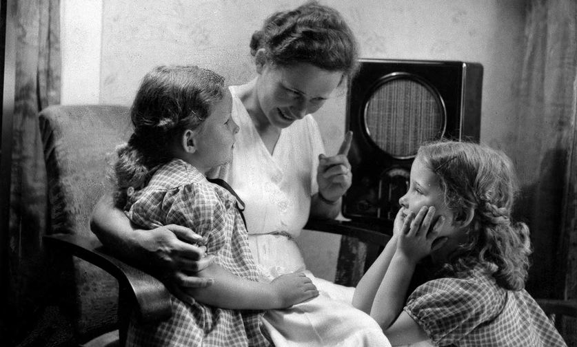 photo of mother and children - Inside the Third Reich's Radio (IEEE Spectrum)