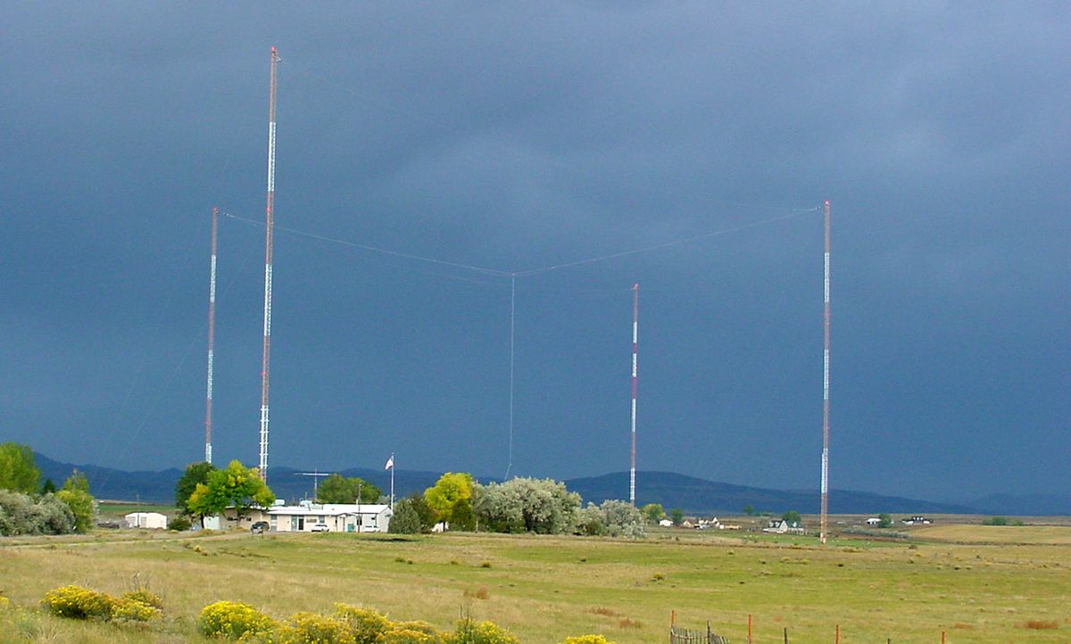 Photo of NIST radio station WWVB. The transmitters are in the building. In the background are WWVB's four north towers supporting the antenna in the center.