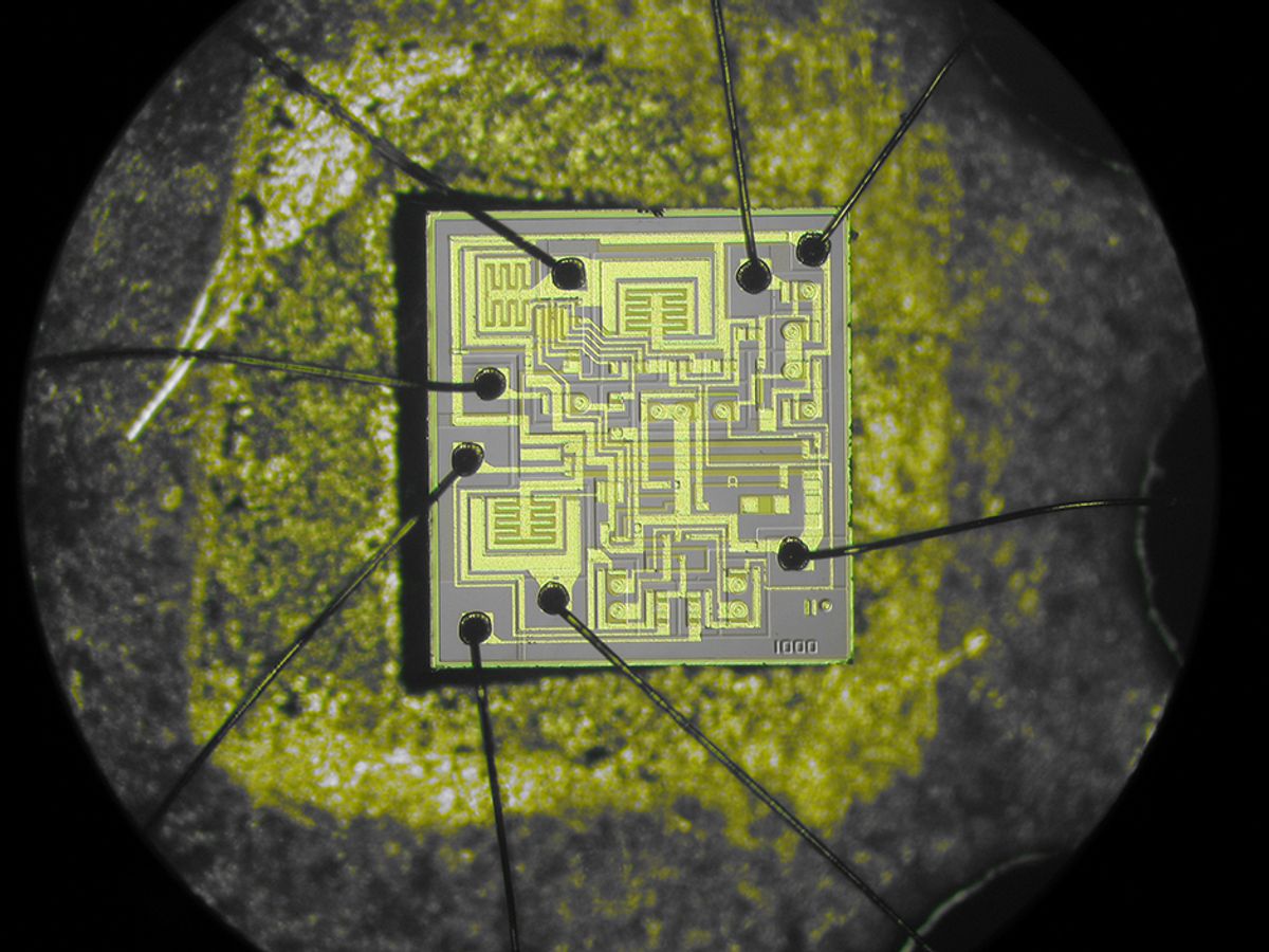 Photo of Signetics NE555 chip