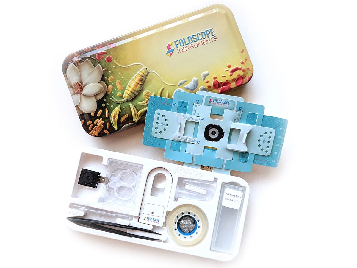 Photo of the deluxe Foldscope kit.