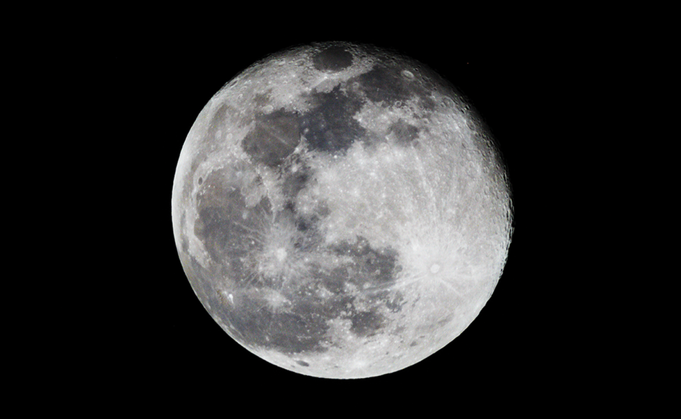 photo-of-the-moon.png?id=52102741&width=