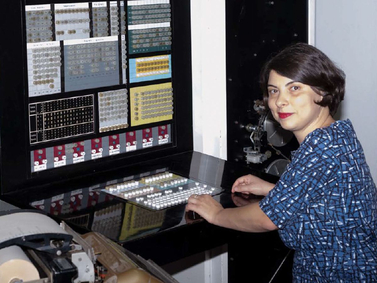 Photograph of Elisabetta Mori at the console of the last working ELEA 9003 in Tuscany.