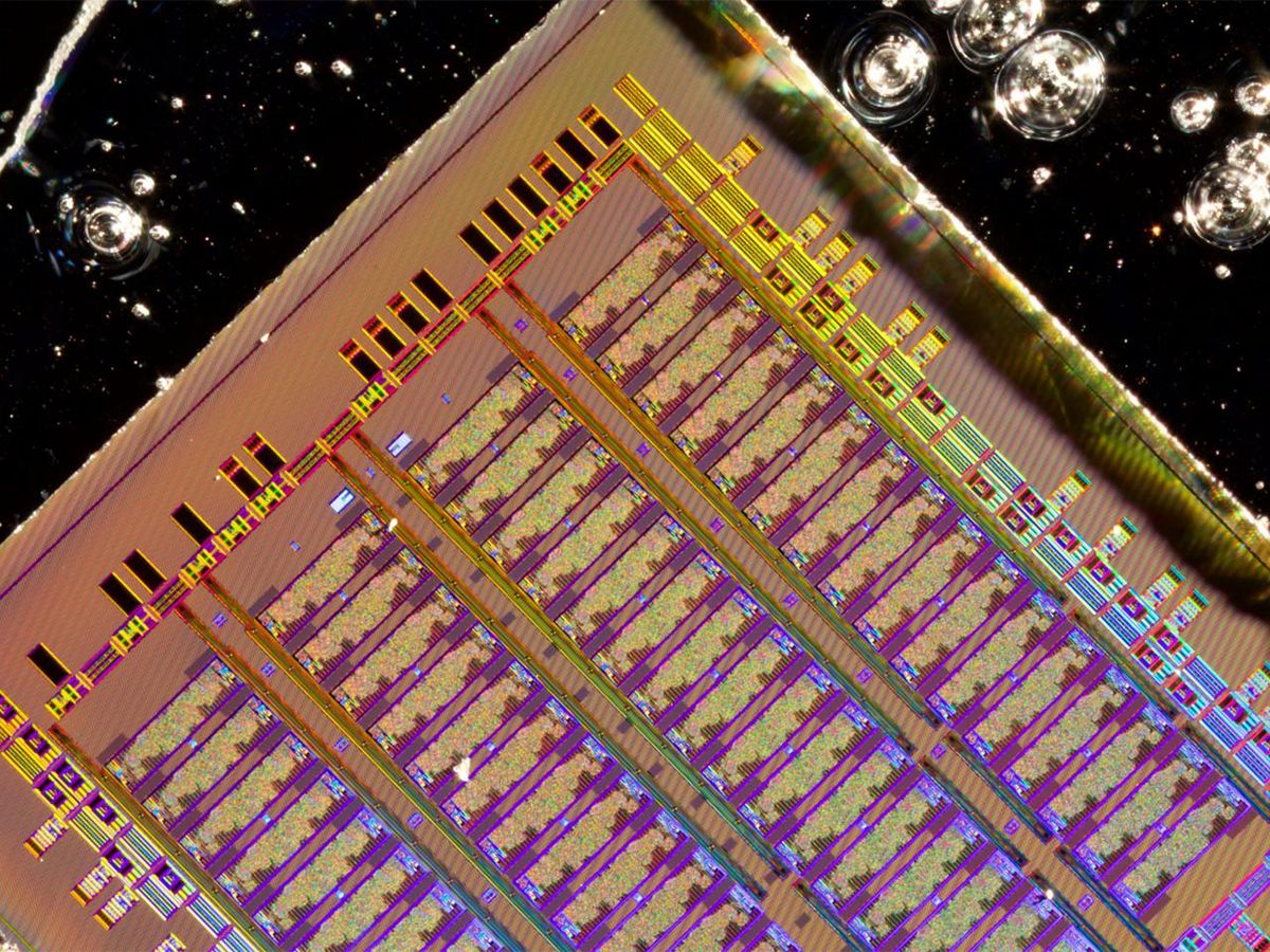Photograph of the bulk silicon electronic-photonic chip designed by the MIT, UC Berkeley and Boston University team.