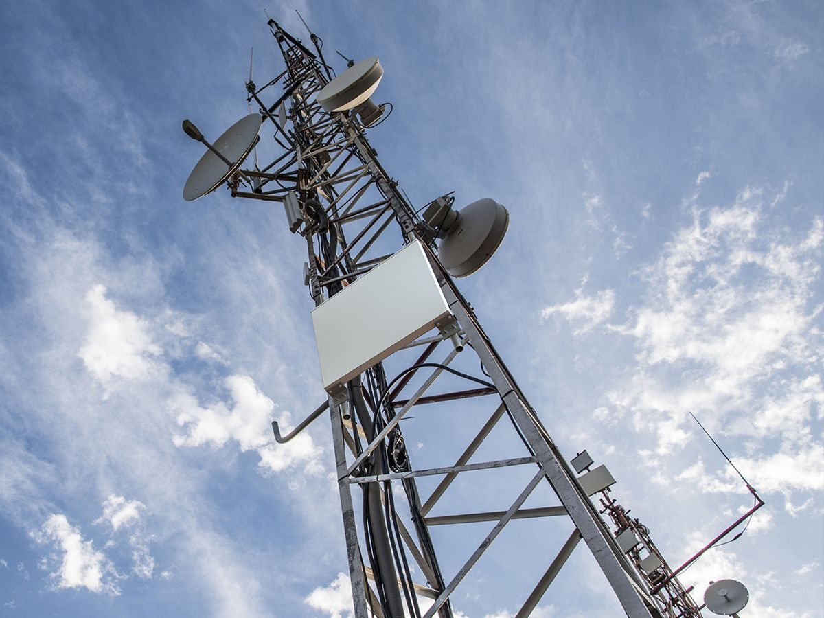 Pivotal Commware's holographic beamforming technology installed on a cell tower.