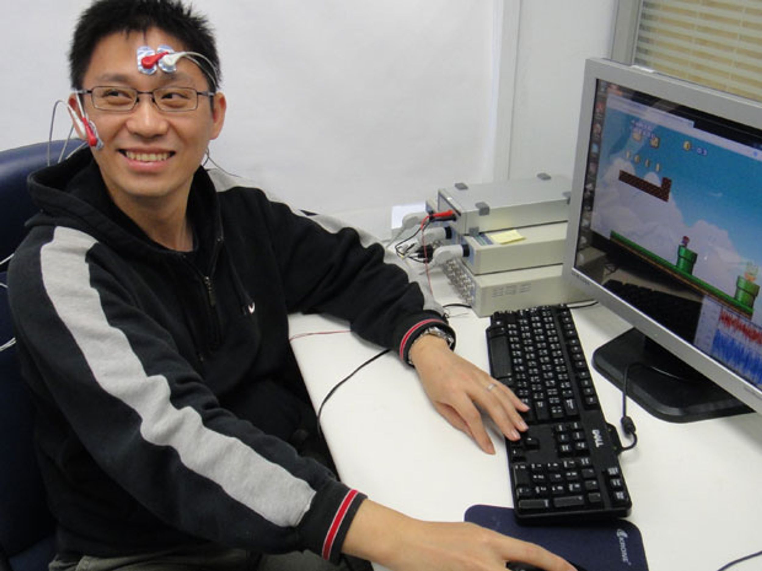 Researchers in Taiwan recorded the electrical signals of muscles involved in positive and negative emotions when subjects played a new online game. 