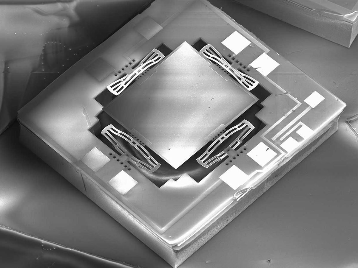 Scanning electron microscope image of a MEMS mirror.
