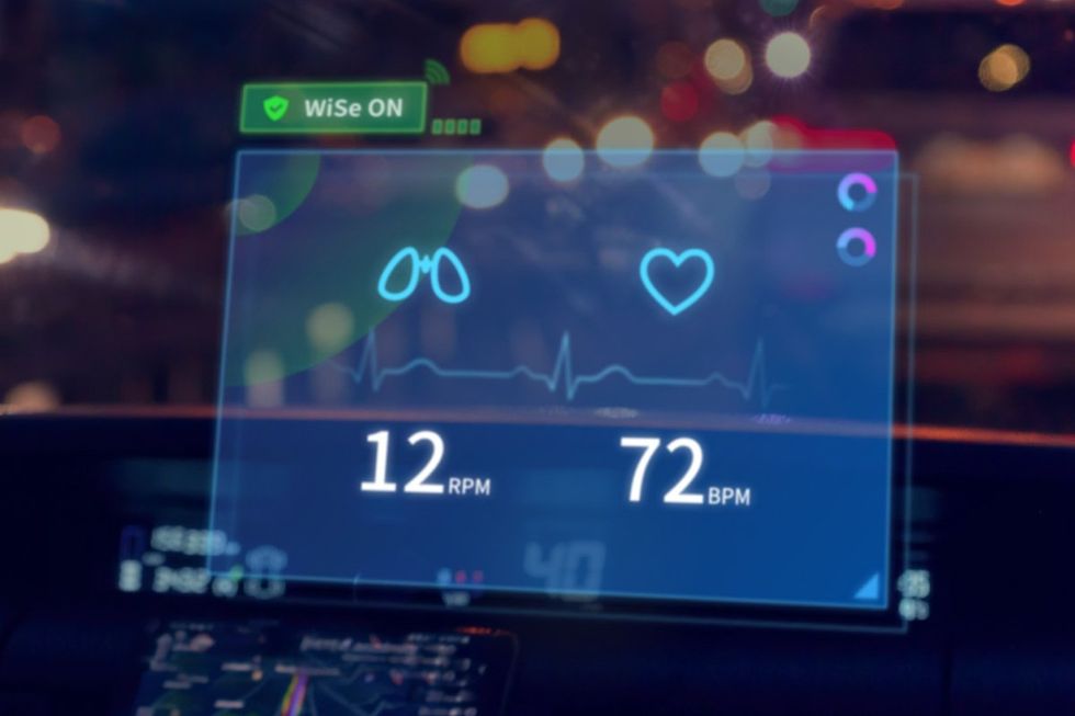 screen that shows vital signs reading 12 rpm underneath an illustration of lungs and 72 bpm underneath a heart